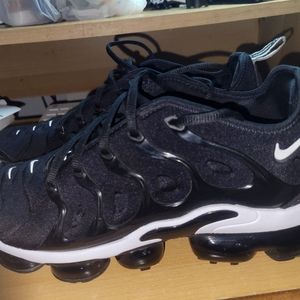 Nike Vapormax plus black and white